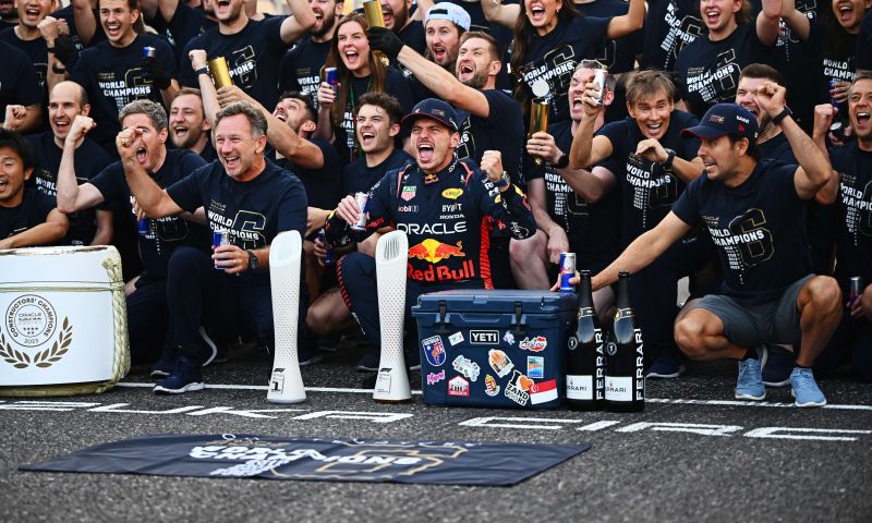 Mídia internacional Red Bull vence o campeonato com Verstappen