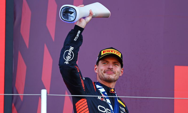 Verstappen sobre el trofeo del ganador del GP de Japón Fórmula 1 2023