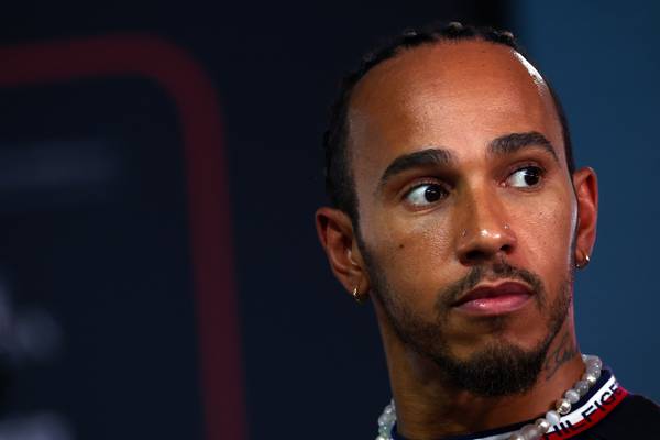 Hamilton faz mais uma vez uma declaração com o capacete lhbti no Qatar