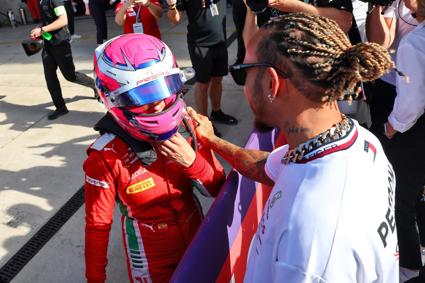 Hamilton y Russell, felicitan a Marta García, campeona de F1 Academy