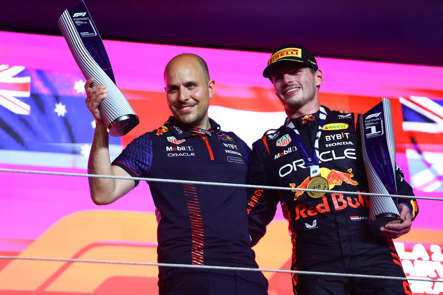 Verstappen und lambiase sprechen miteinander horner