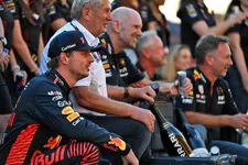 Thumbnail for article: 'I fischi sul podio del GP degli Stati Uniti non sono rivolti (solo) a Verstappen'.