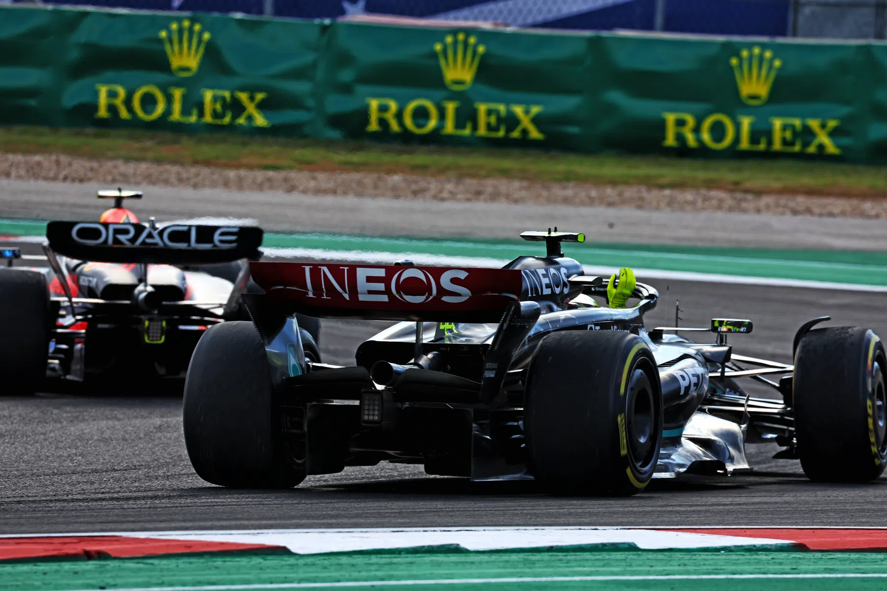 Mercedes explica por qué Hamilton no paró en la lucha contra Verstappen 