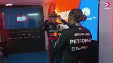 Thumbnail for article: Hamilton lacht met Verstappen om Perez: 'Dat deed ik ook in Qatar'