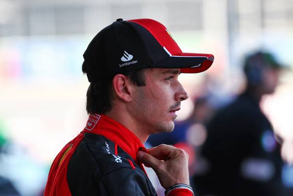 A história não está a favor: Leclerc raramente vence a partir da pole