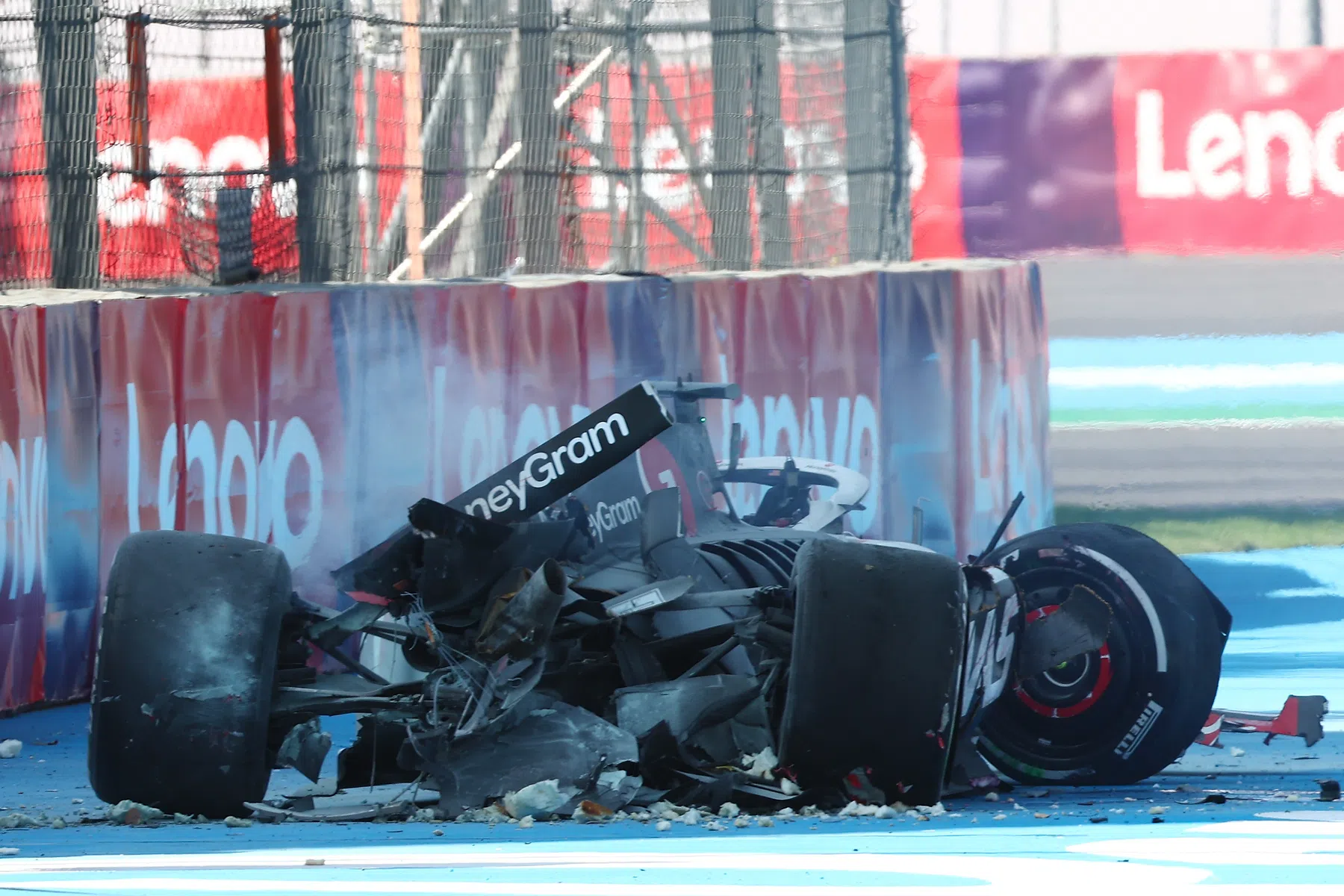 kevin magnussen da noticias tras el accidente de méxico