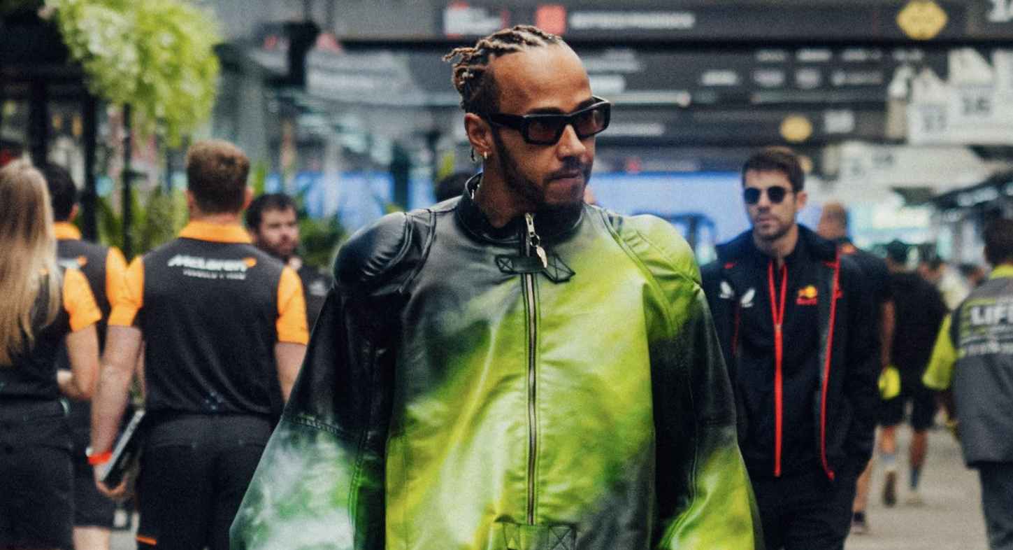 Hamilton trekt bekijks met outfit op F1-circuit in Brazilië