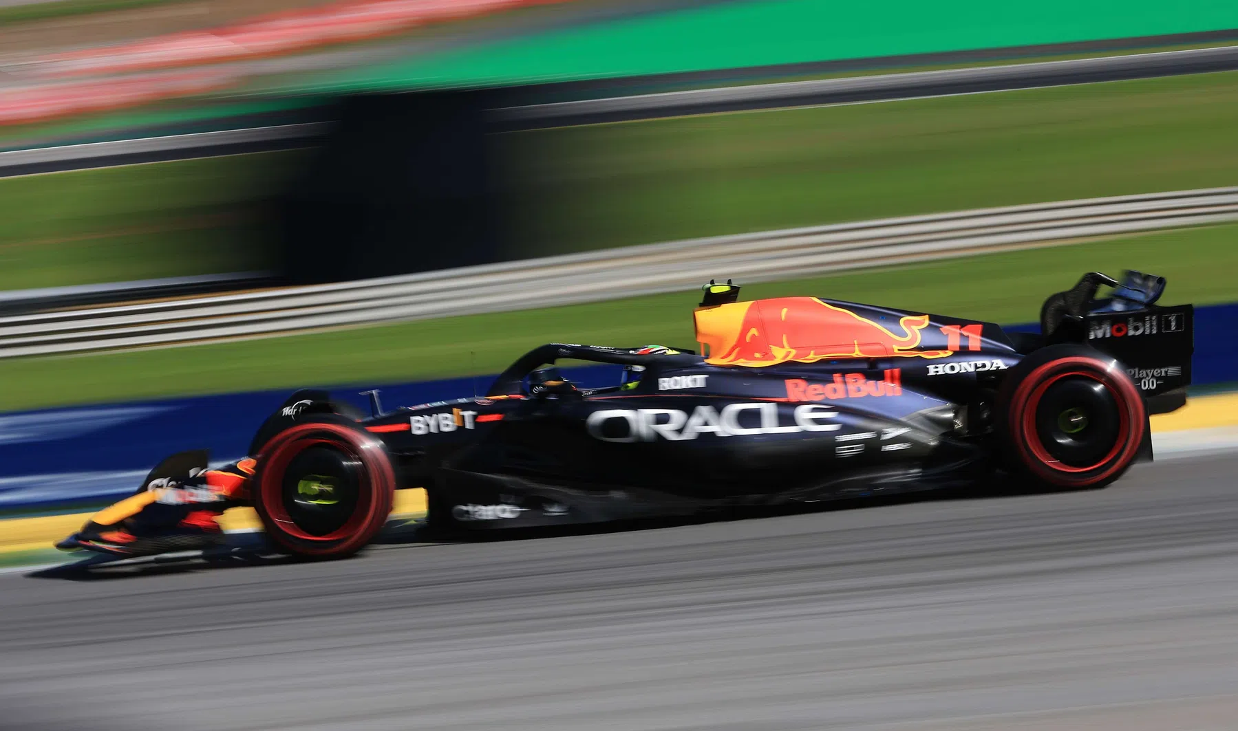 ¡FINAL DE FOTO! Checo se acerca mucho a la P3 de Alonso