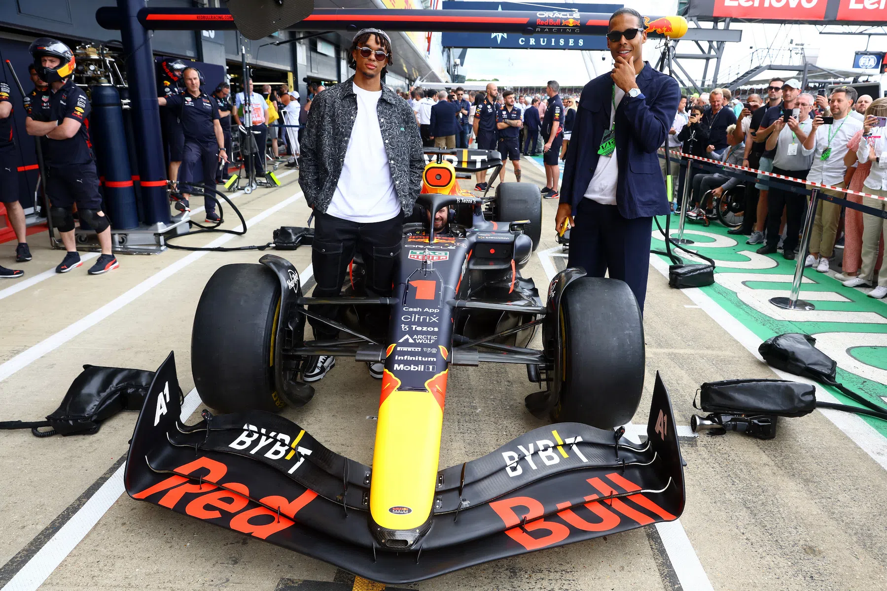 Max Verstappen simrace la camiseta de la carrera Virgil van Dijk