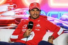 Thumbnail for article: Hobbel op de baan: Sainz moet Ferrari aan de kant zetten