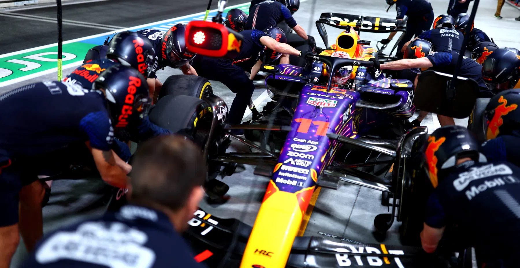 Red Bull en Mercedes breken avondklok in Las Vegas