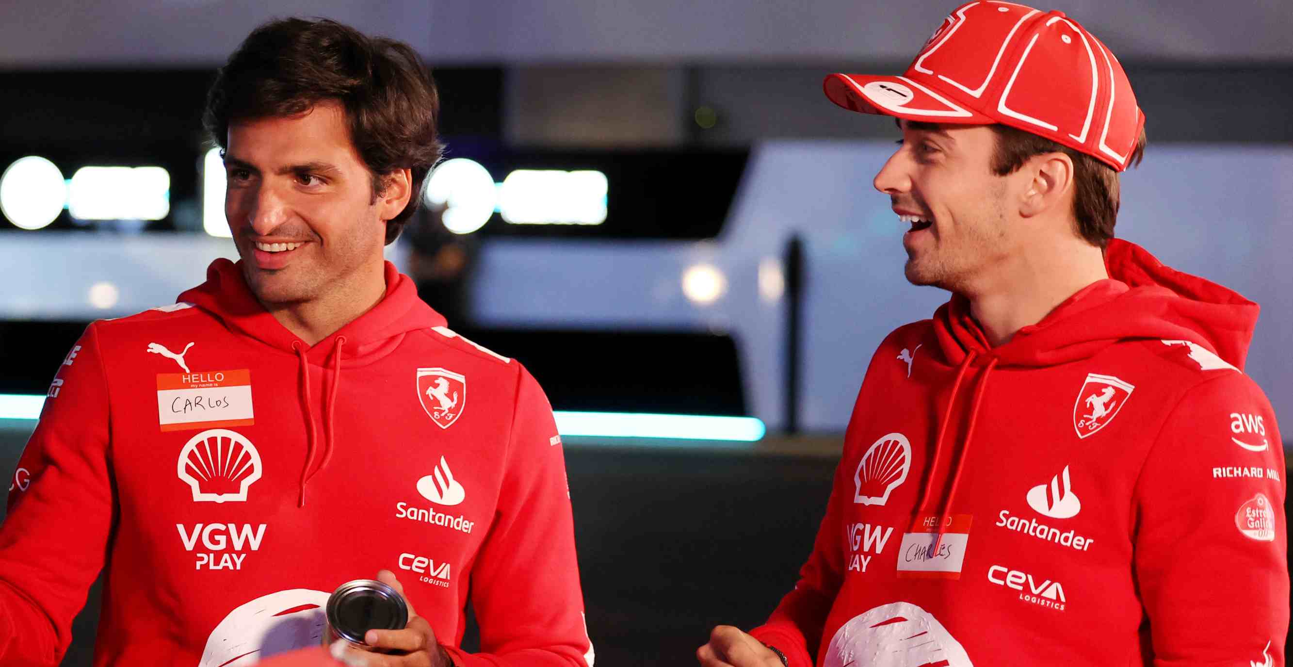 Leclerc y Sainz amplían su contrato en Ferrari