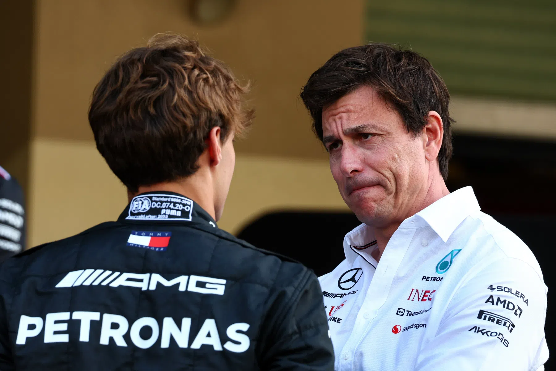 El jefe del equipo Mercedes, Toto Wolff, muestra el box del garaje Mercedes y el W14