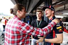 Thumbnail for article: Verstappen tegen voetbalheld Virgil van Dijk: 'Je past niet in de auto'