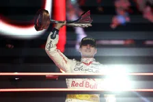 Thumbnail for article: Verstappen raadt zijn gewonnen trofeeën van dit F1-seizoen: 'It's bwoken'