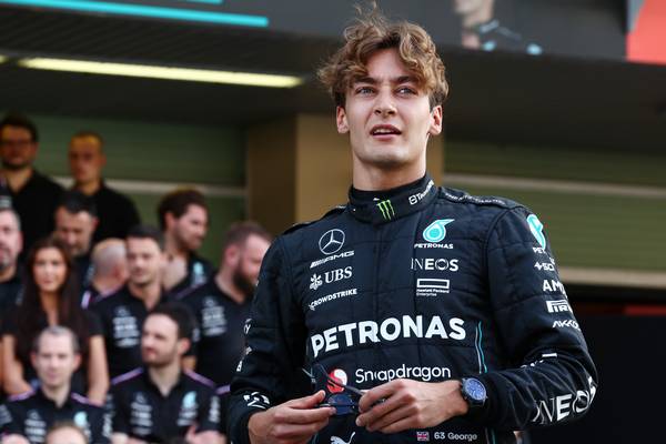 George Russell il più veloce nell'ultima sessione di prove libere del 2023 ad abu dhabi