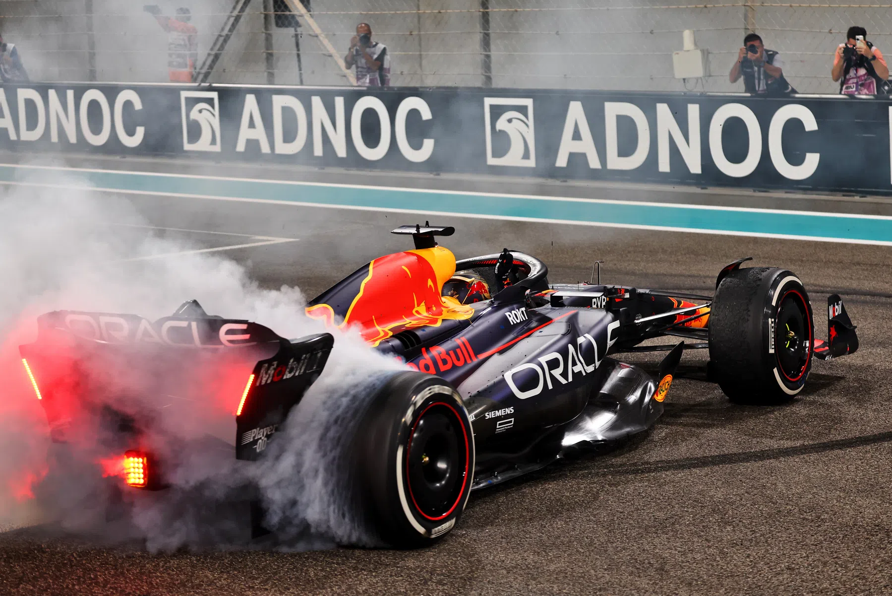 Mídia internacional GP Abu Dhabi 2023 Verstappen vence com estilo