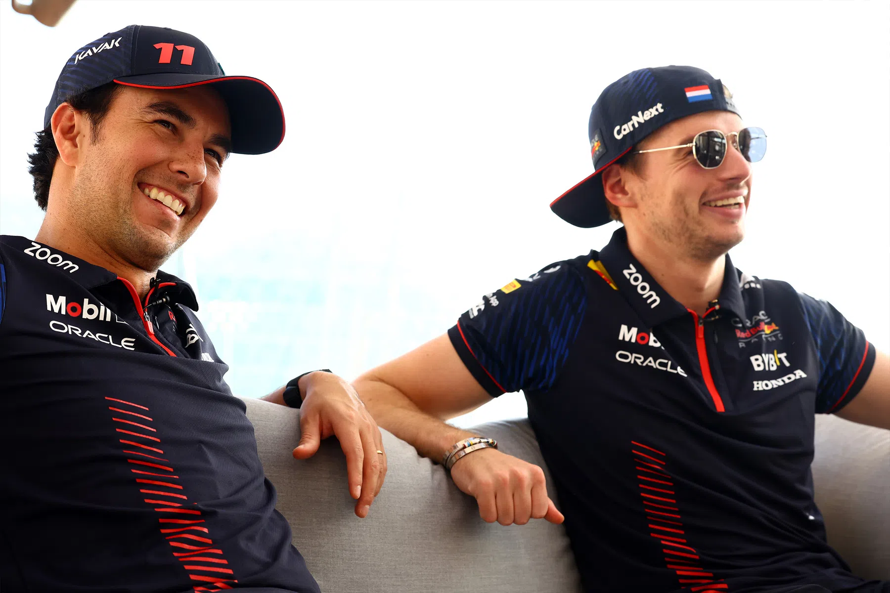 Verstappen e Perez si sfidano sui team radio