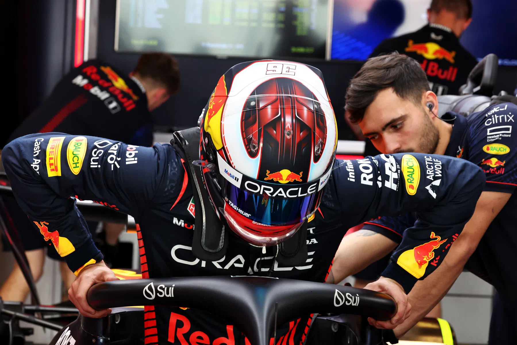 jake dennis alla guida della red bull racing rb19