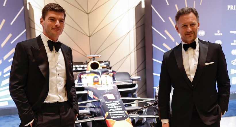 Horner levanta el trofeo del campeonato de constructores Fórmula 1 Red Bull