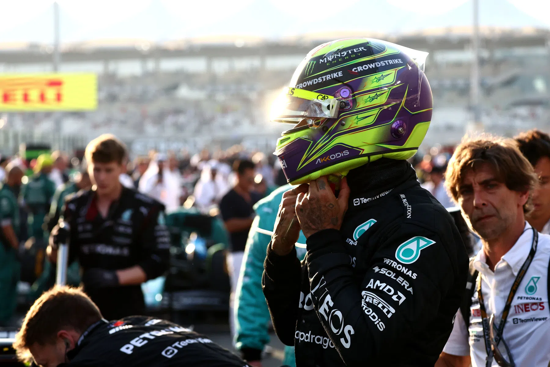 Lewis Hamilton lascia la coppa al gala della FIA