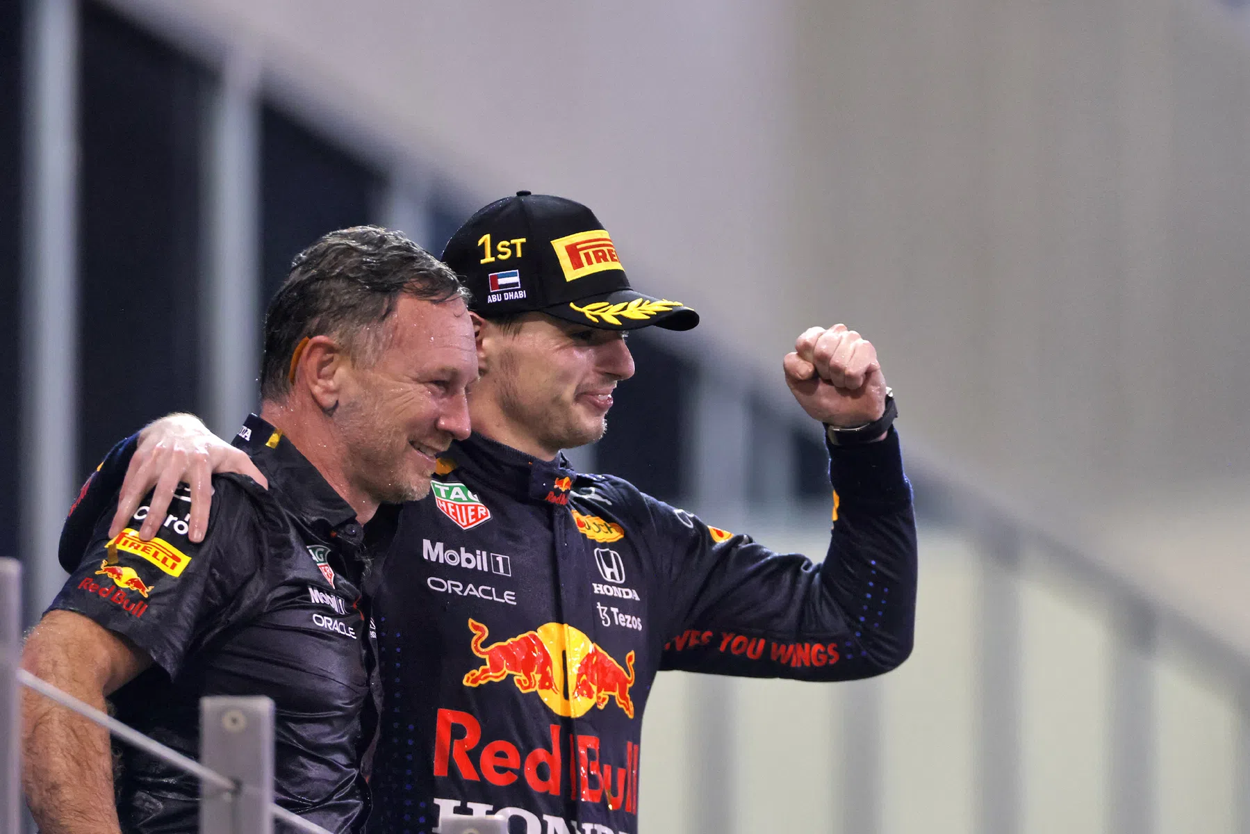 Hamilton en christian horner schudden handen na abu dhabi 2021.