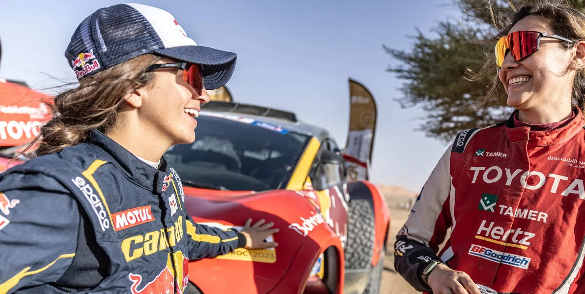 Piloto feminino da equipe de corrida de Hamilton faz história no Dakar