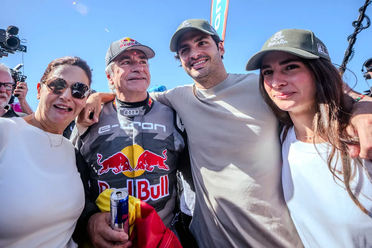 Sainz parabeniza seu pai pela vitória no Dakar