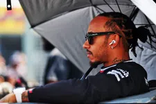 Thumbnail for article: Mercedes ziet bij Hamilton ‘dwangmatige behoefte' om Verstappen te verslaan