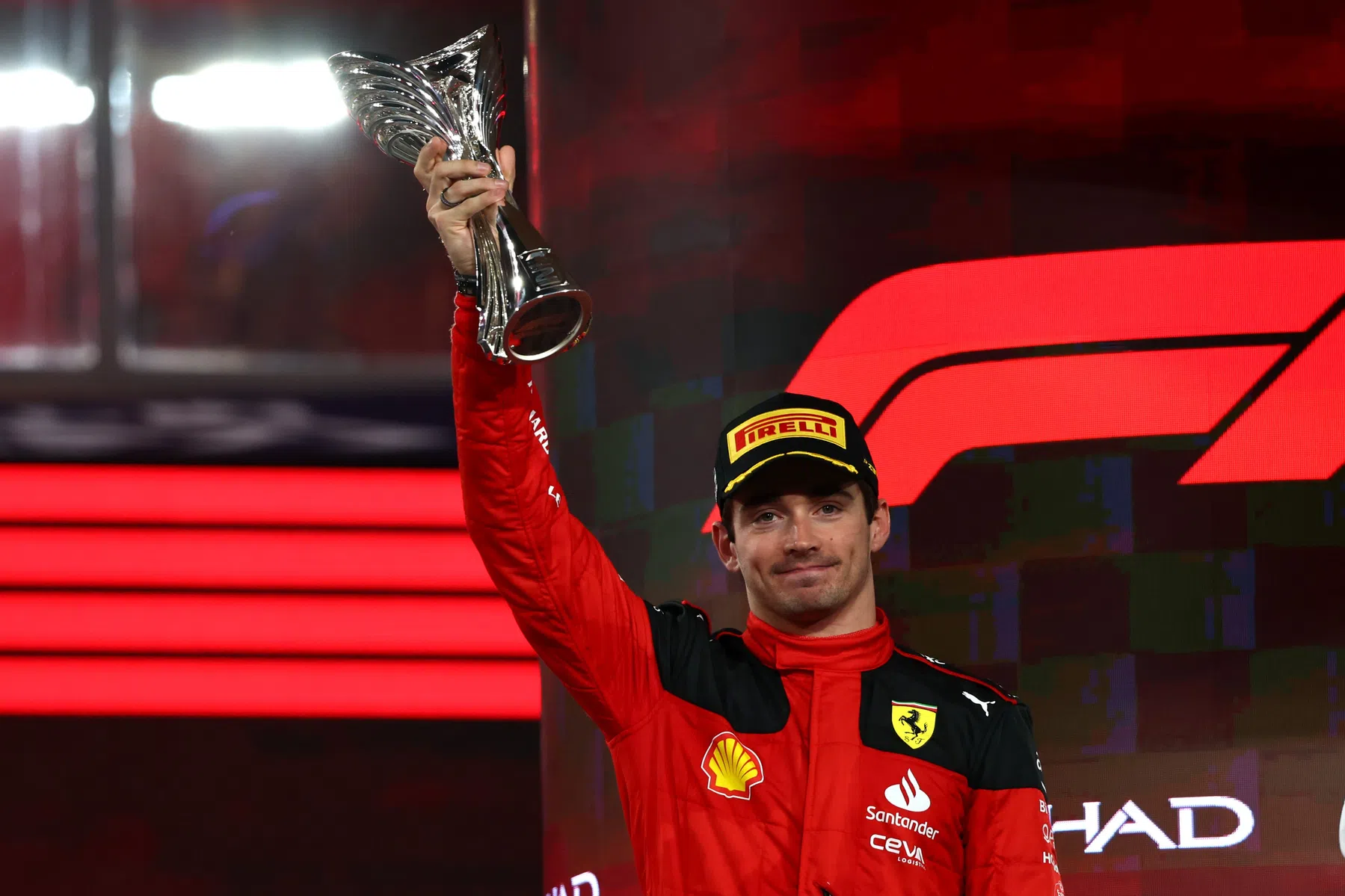 Charles Leclerc prorroga seu contrato com a Ferrari