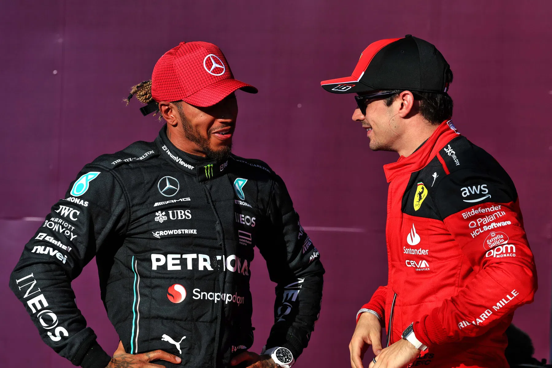 Mercedes weigert Hamilton en Ferrari geruchten te ontkrachten