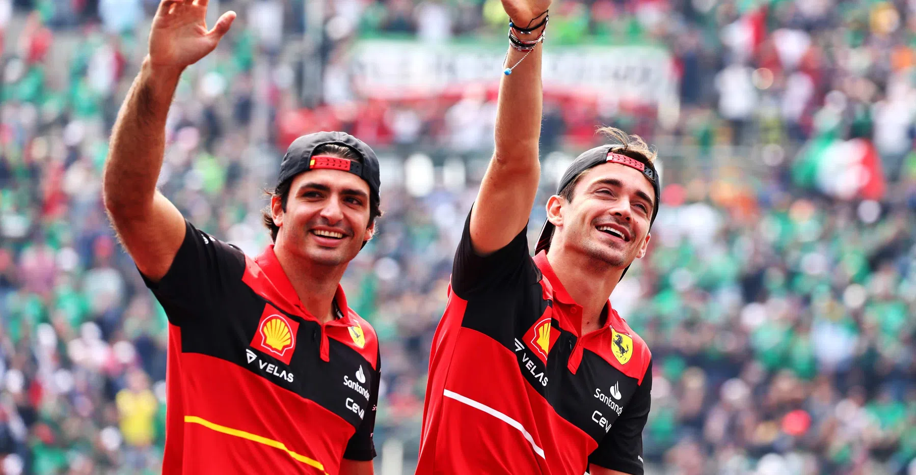 Leclerc e Sainz accennano alla nuova livrea Ferrari