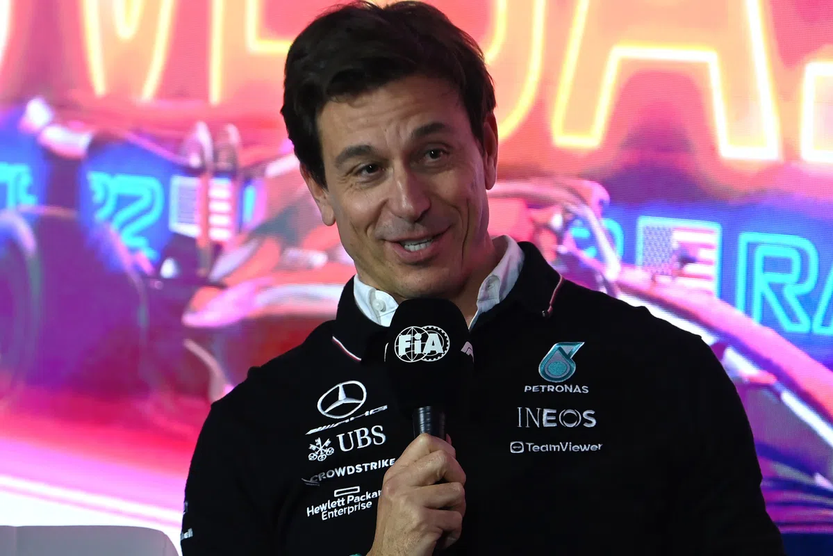 Wolff: "Mercedes precisa pensar em Verstappen"