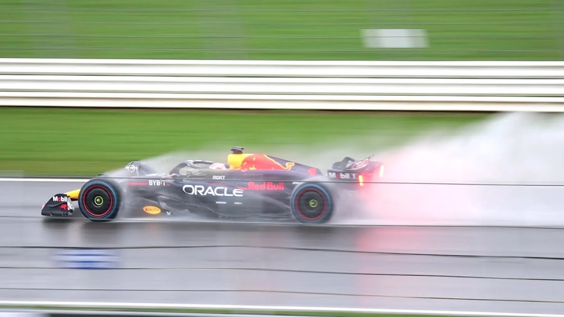 Imagens de Verstappen no RB20 em Silverstone