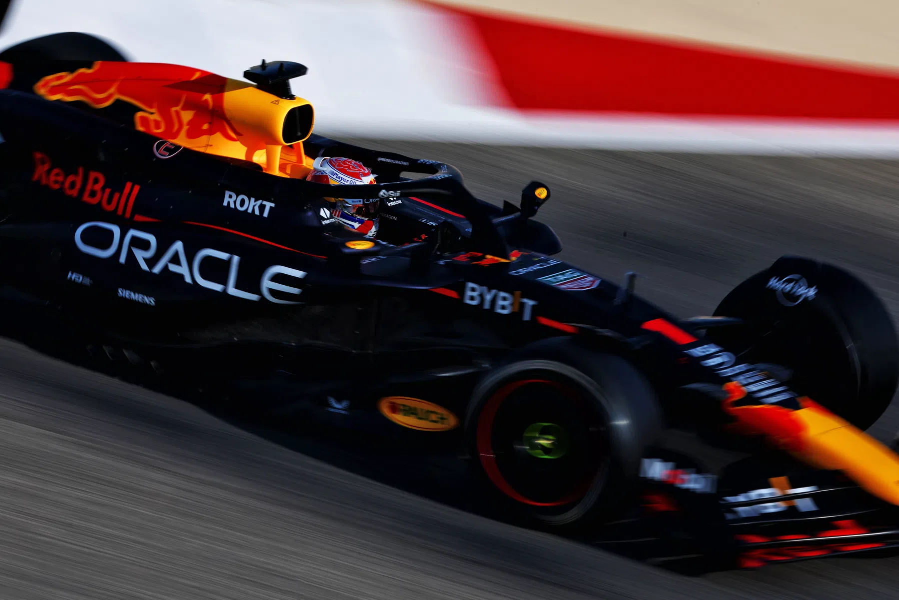 Verstappen declasseert concurrentie tijdens openingsdag test in Bahrein