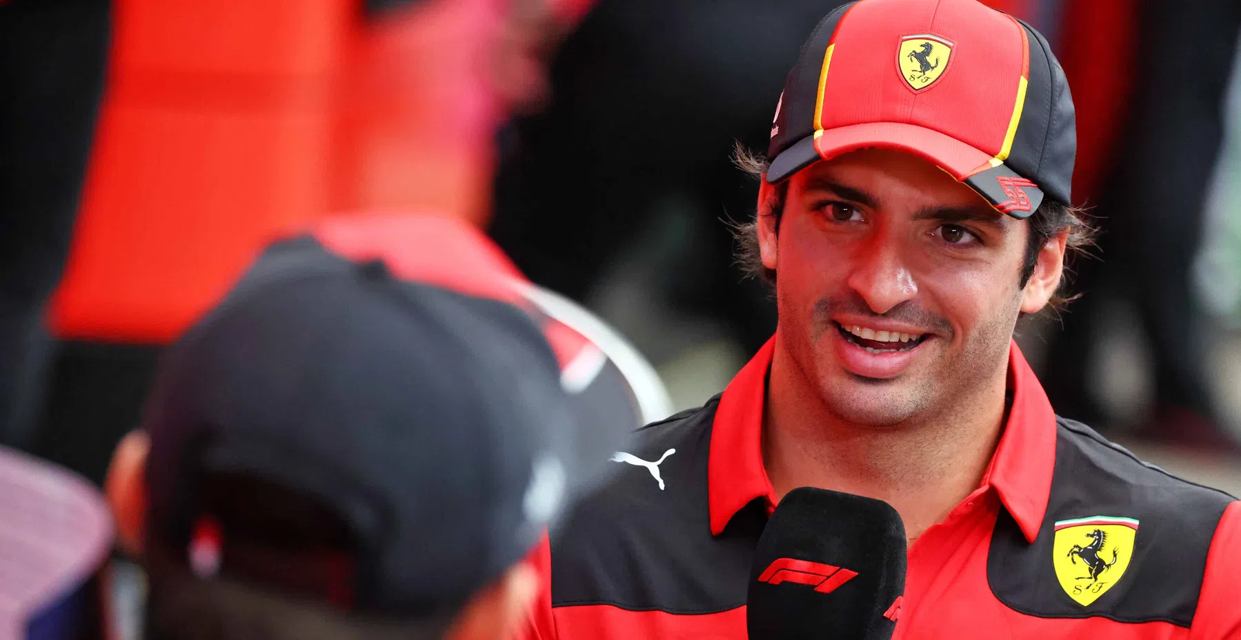 Sainz in Pressekonferenz erster Testtag Bahrain 2024