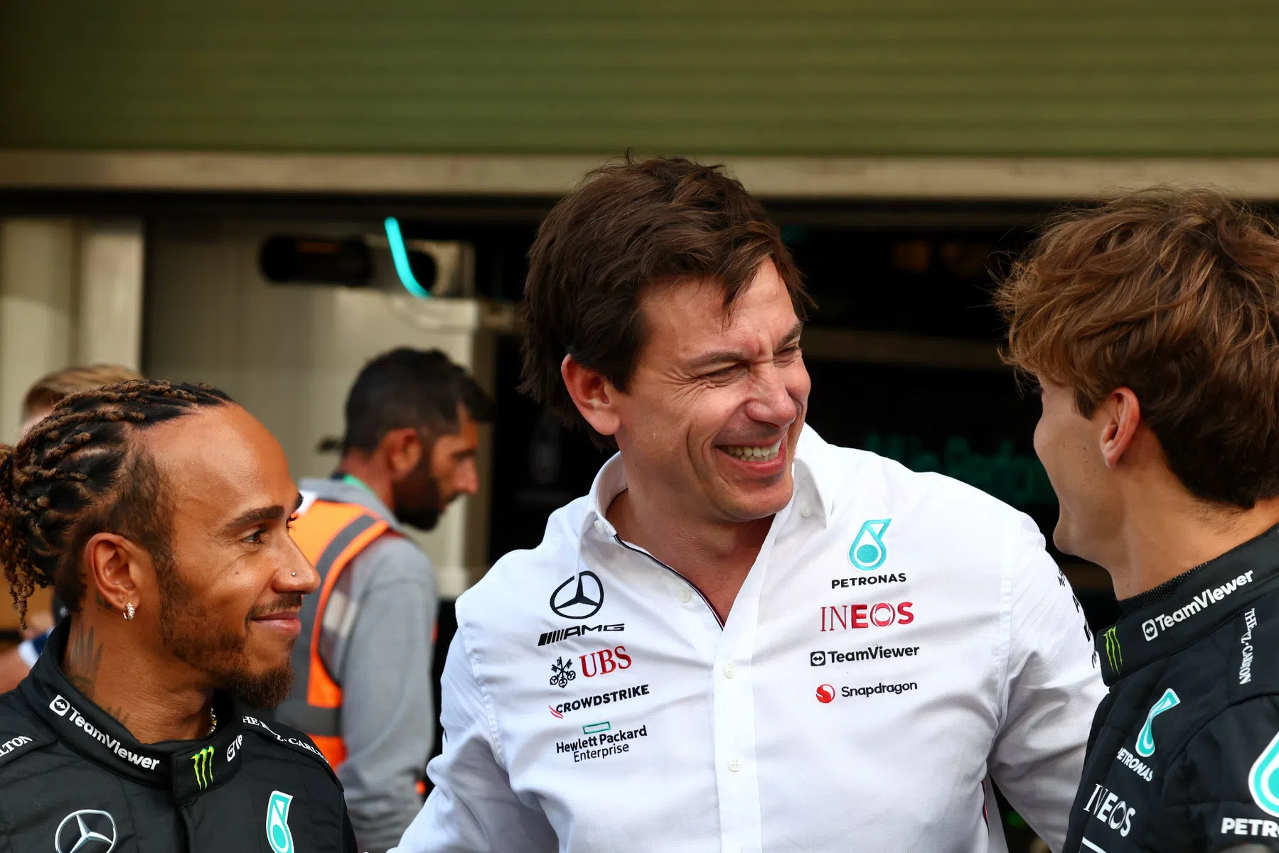 Wolff sur l'aile avant de la Mercedes W15