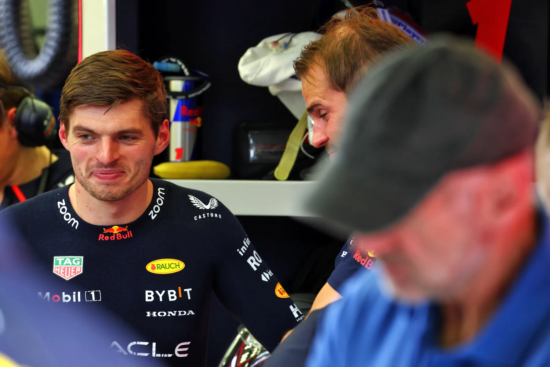 Verstappen e Leclerc cobram maior verificação em tampas de bueiros