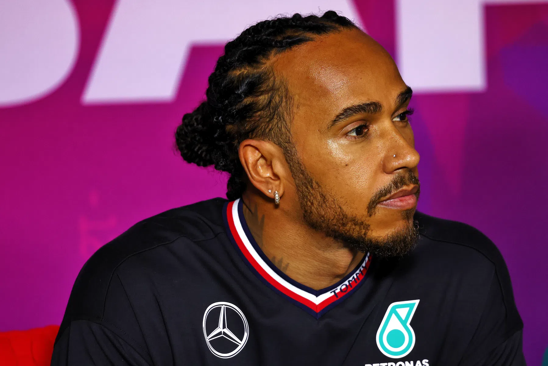 Hamilton enthüllt NEUES Helmdesign für die Formel-1-Saison 2024