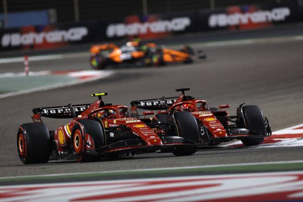 Sainz monte sur le podium de la première course devant Leclerc