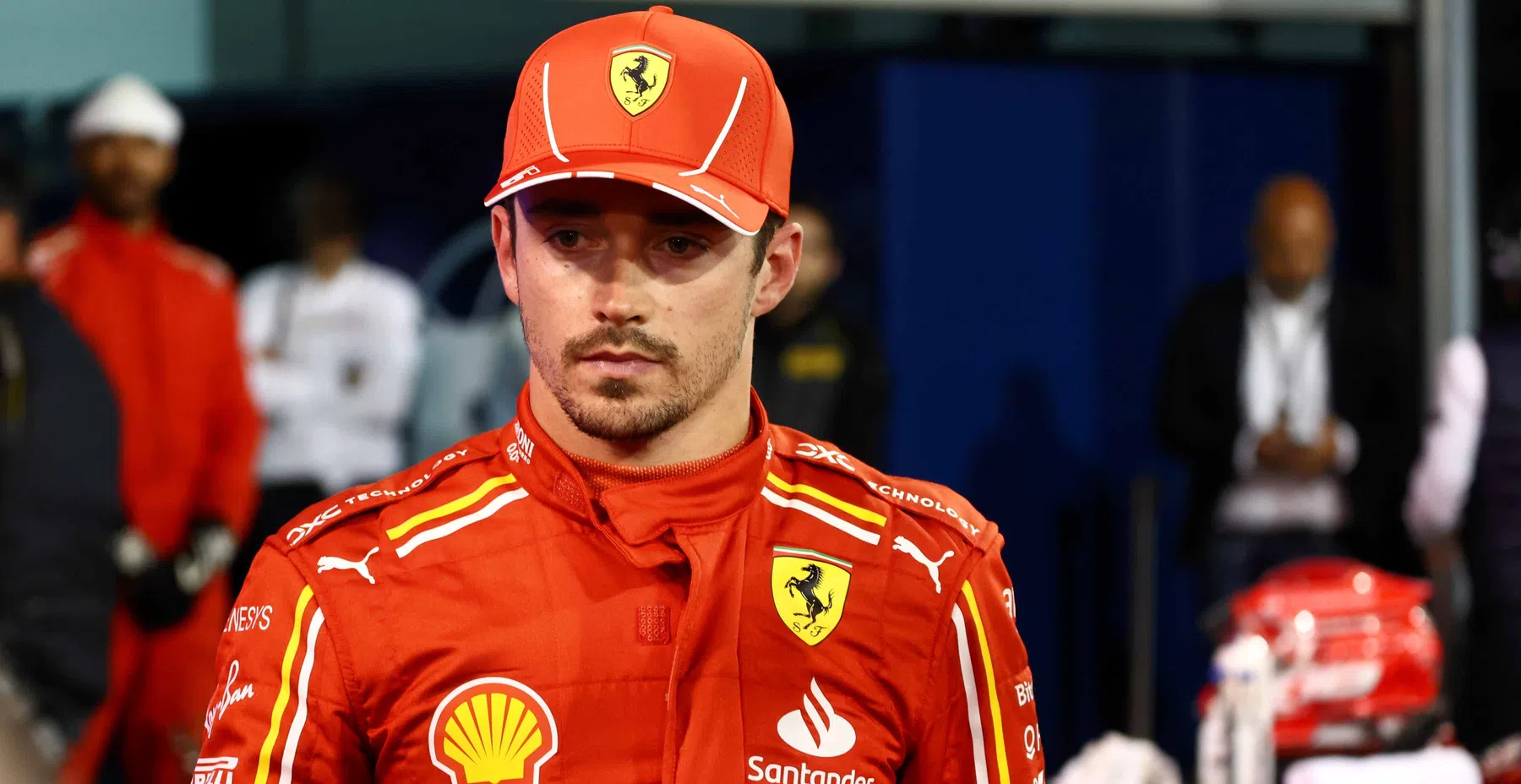 Leclerc quasi spinto dai tifosi della Ferrari nel GP del Bahrain