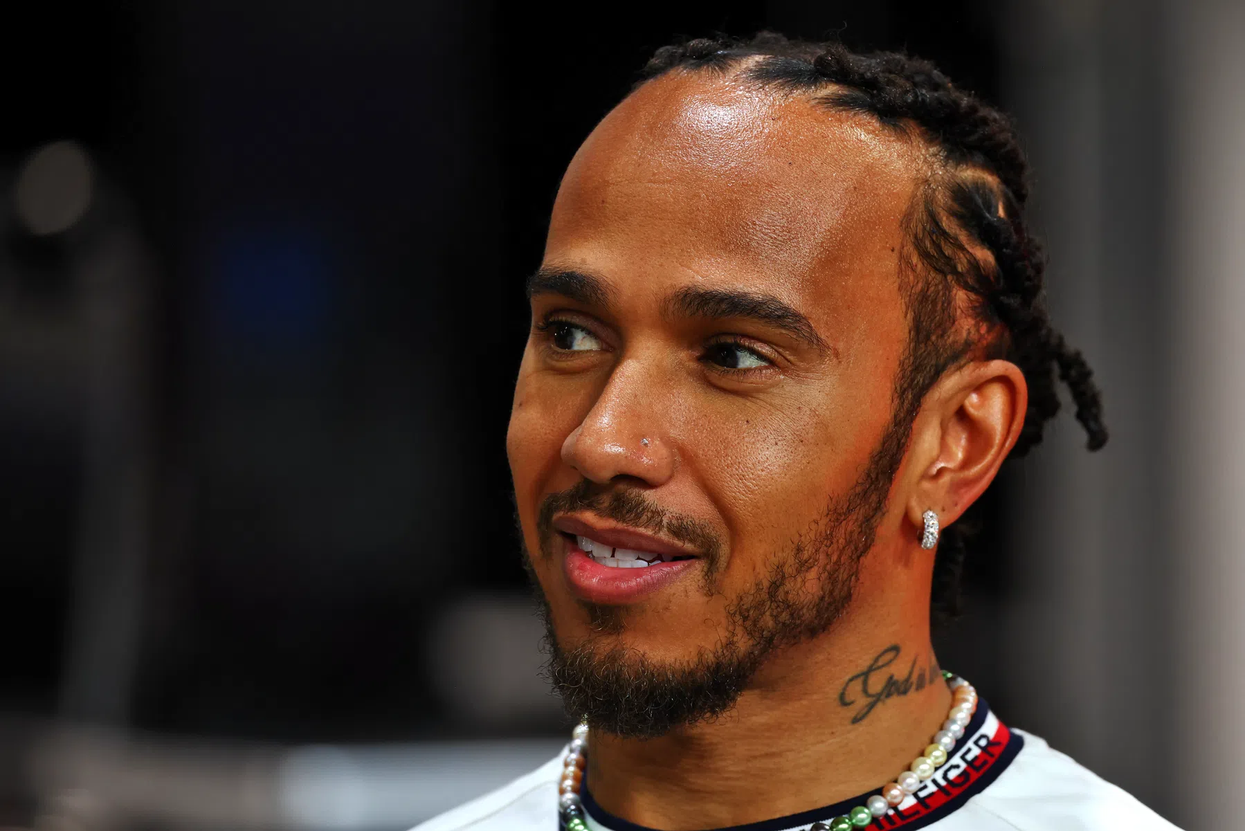 Lewis hamilton baalt van onrust in de formule 1 na horner zaak