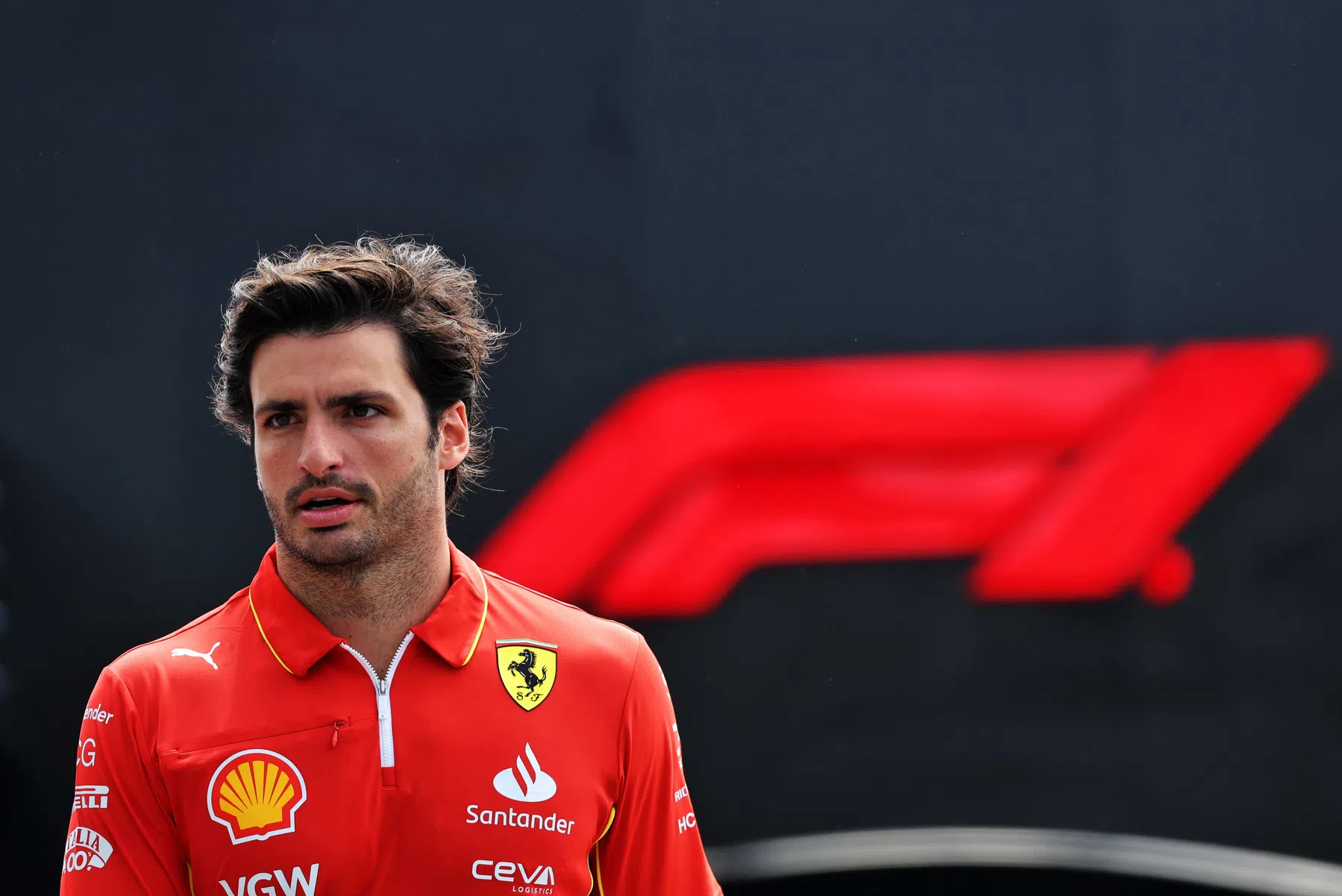 Sainz precisa passar por cirurgia e Bearman o substitui na Ferrari