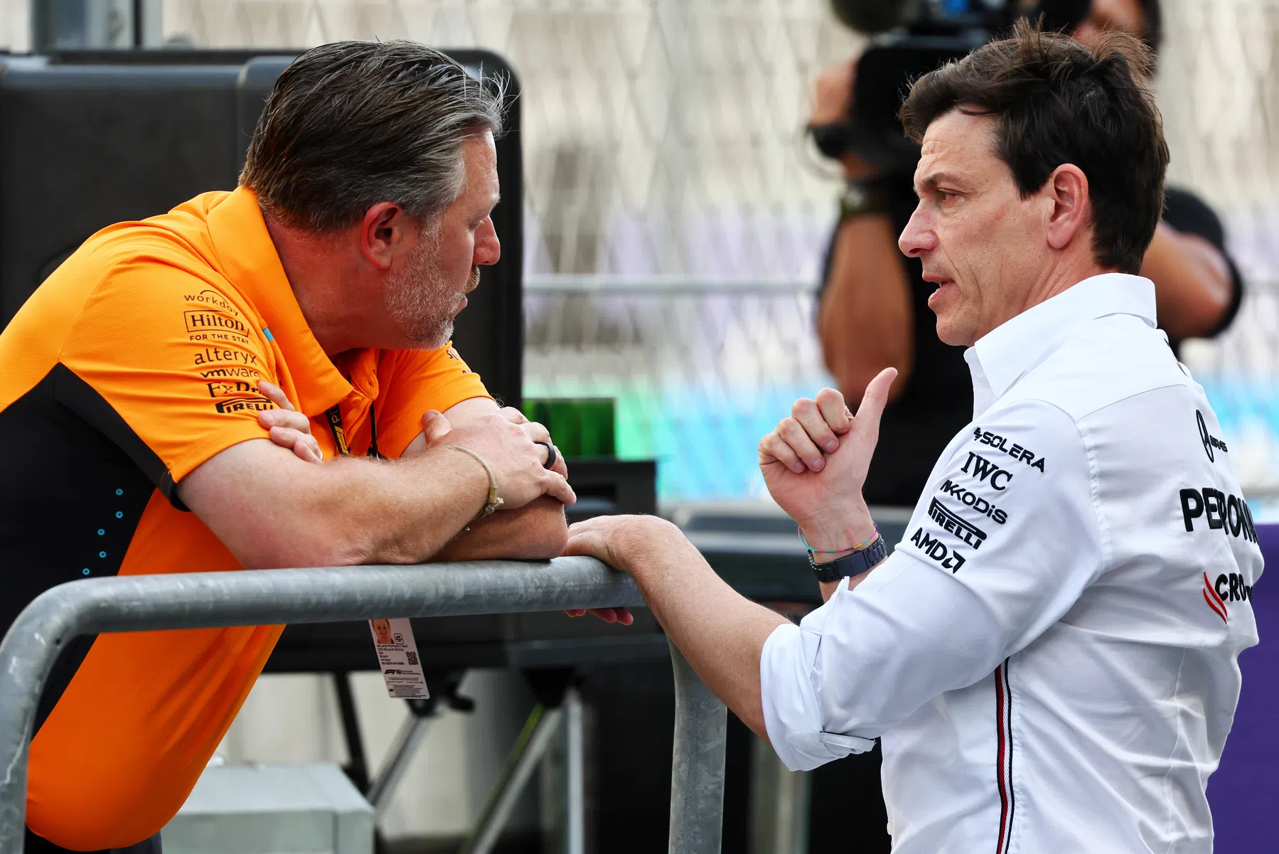 Toto wolff kalm geworden grapt over juiste medicatie