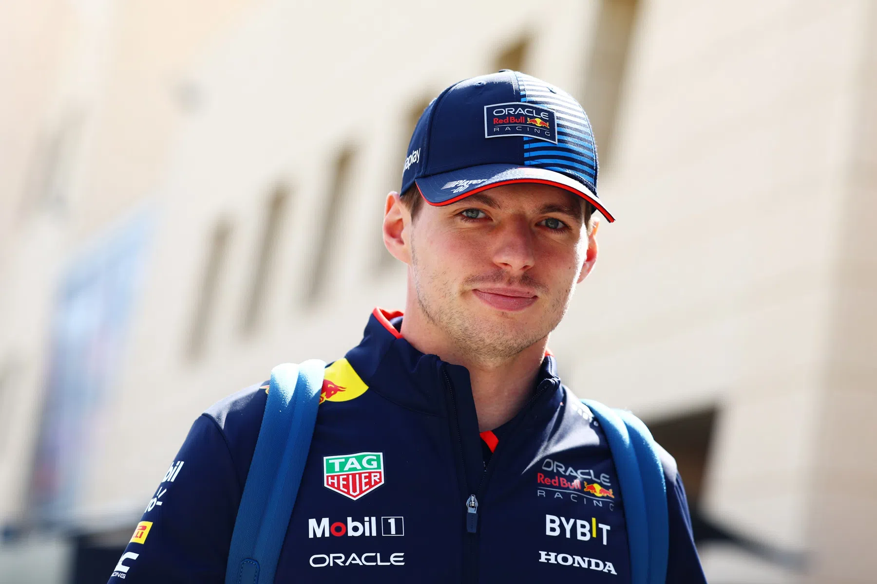 Verstappen speelt met katten tijdens stream