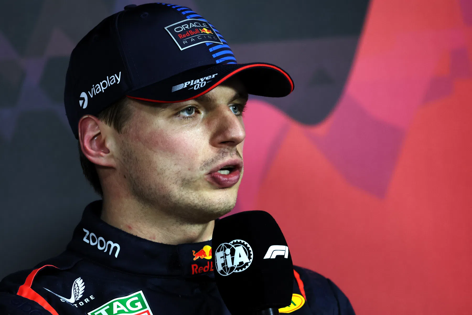 viaje en avión de max verstappen a melbourne