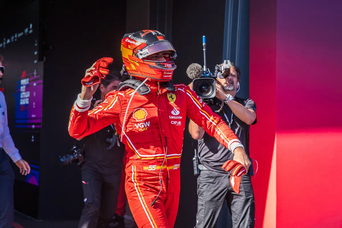 Rostos felizes em Maranello: A Ferrari comemora uma dobradinha após o GP da Austrália