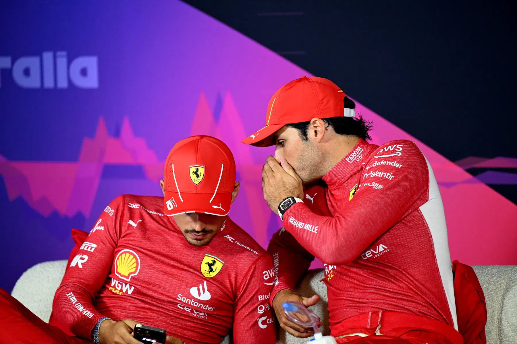 Los pilotos de Ferrari Sainz y Leclerc se golpean y se la juegan