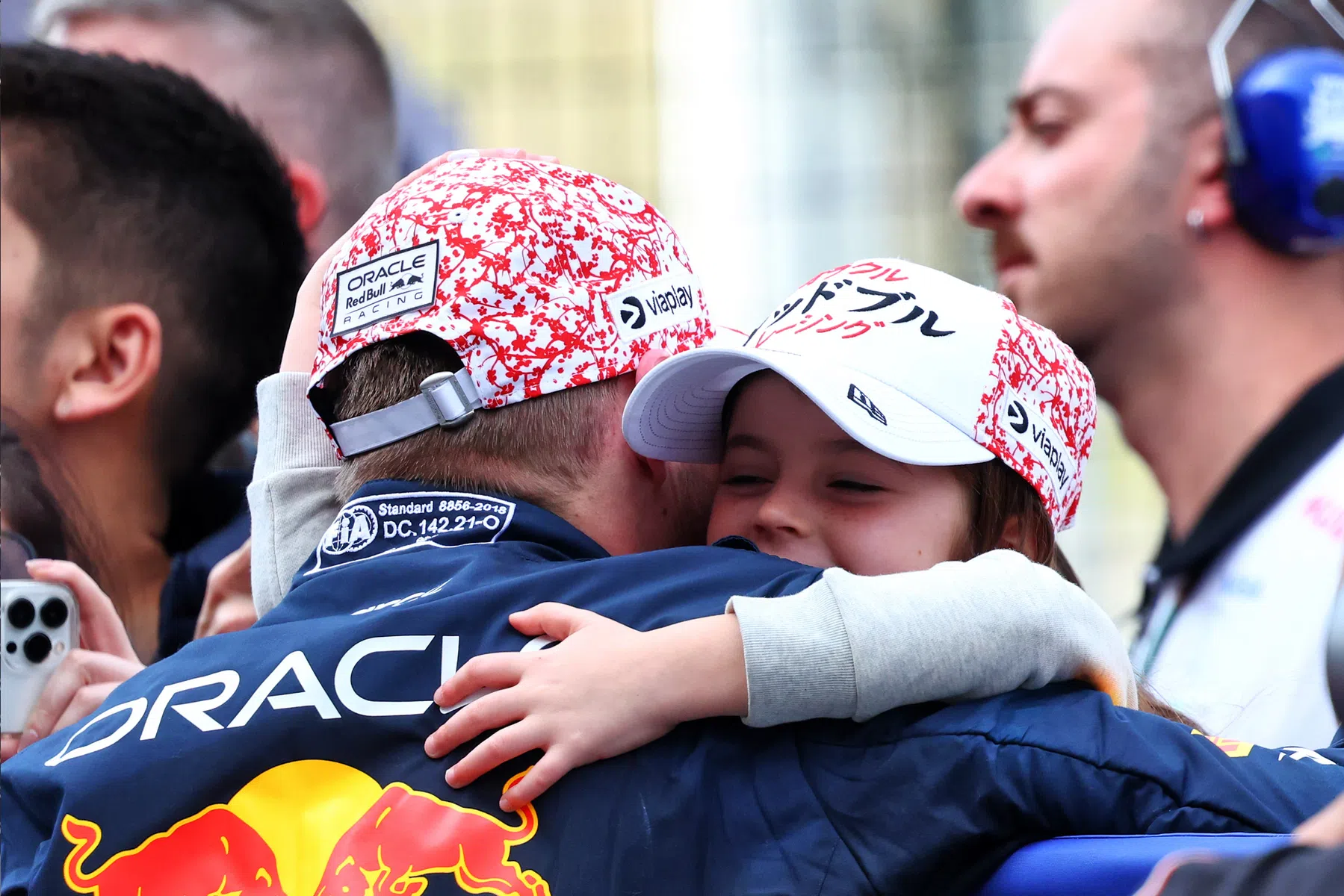 max verstappen en penelope piquet zwaaien op instagram japan uit