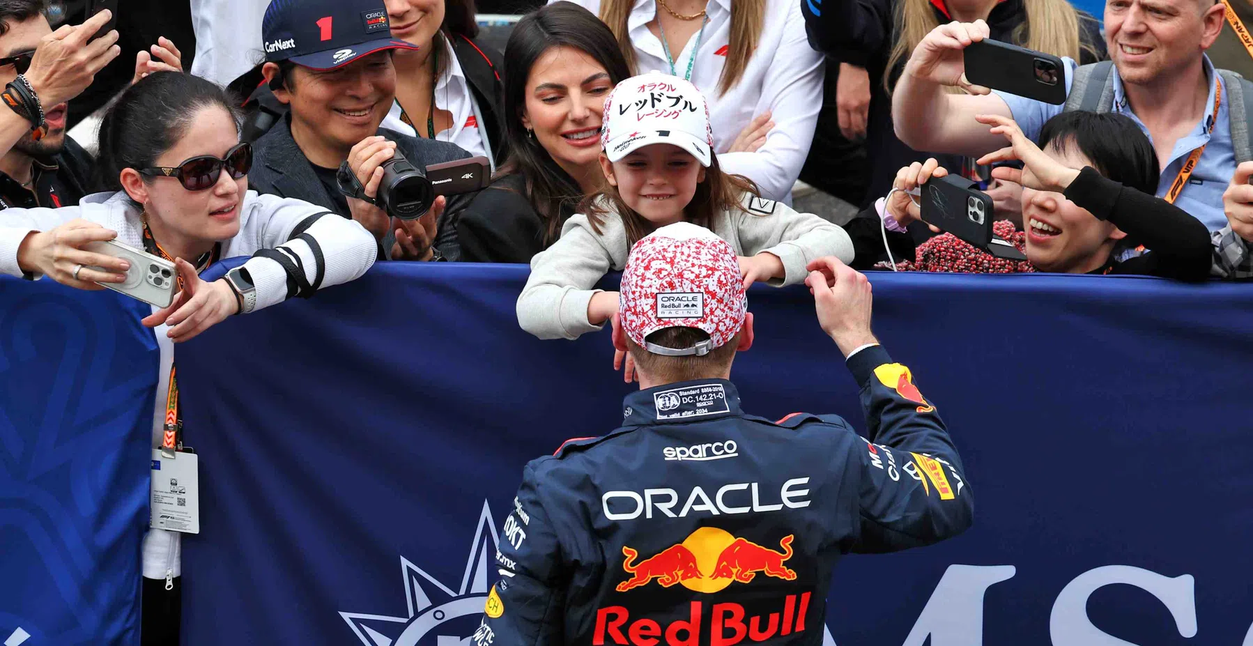 Verstappen responds to cheers from Penelope Piquet